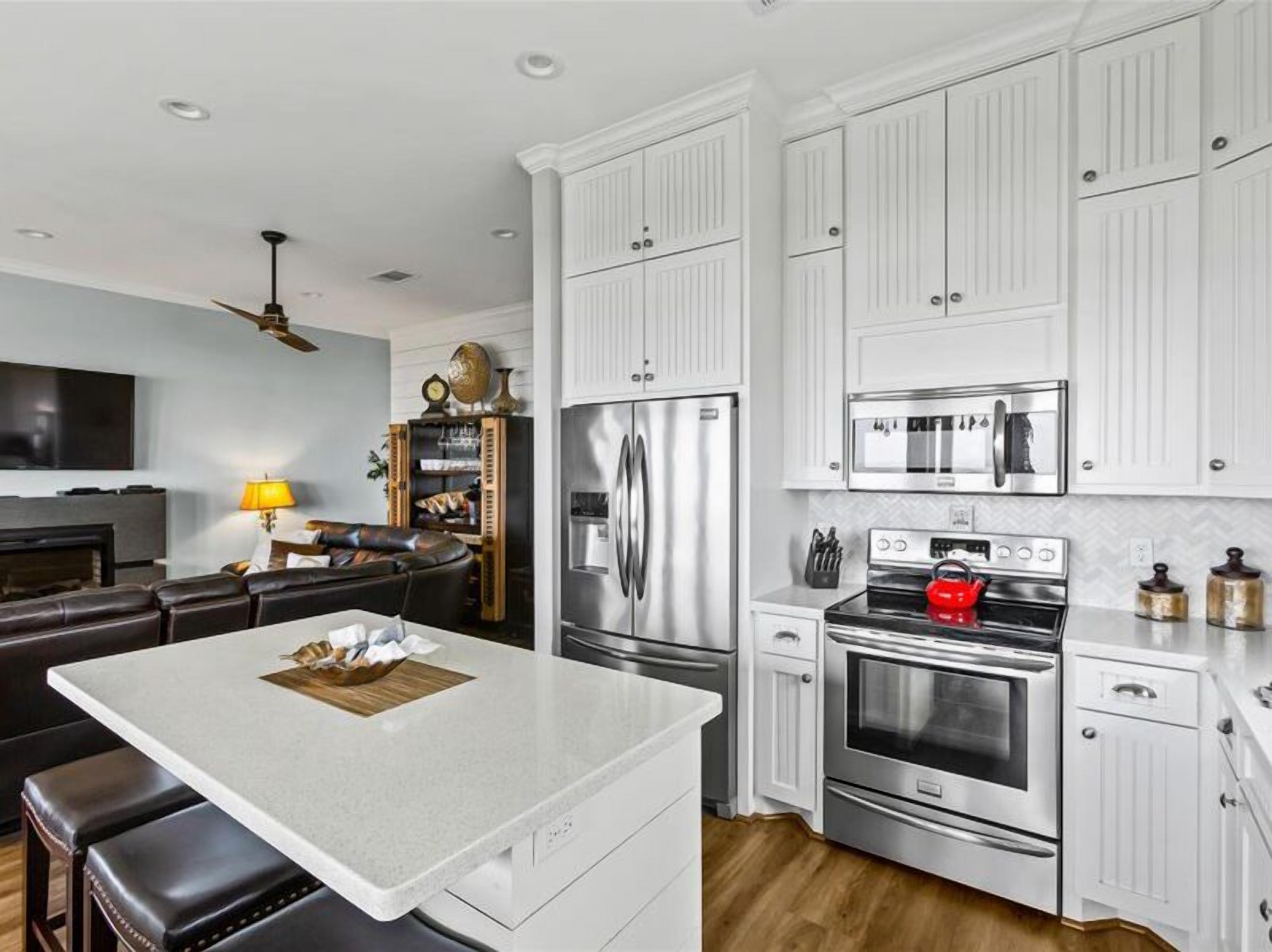 Een koelkast, een magnetron, een oven, een kookplaat