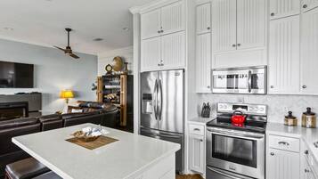 Een koelkast, een magnetron, een oven, een kookplaat