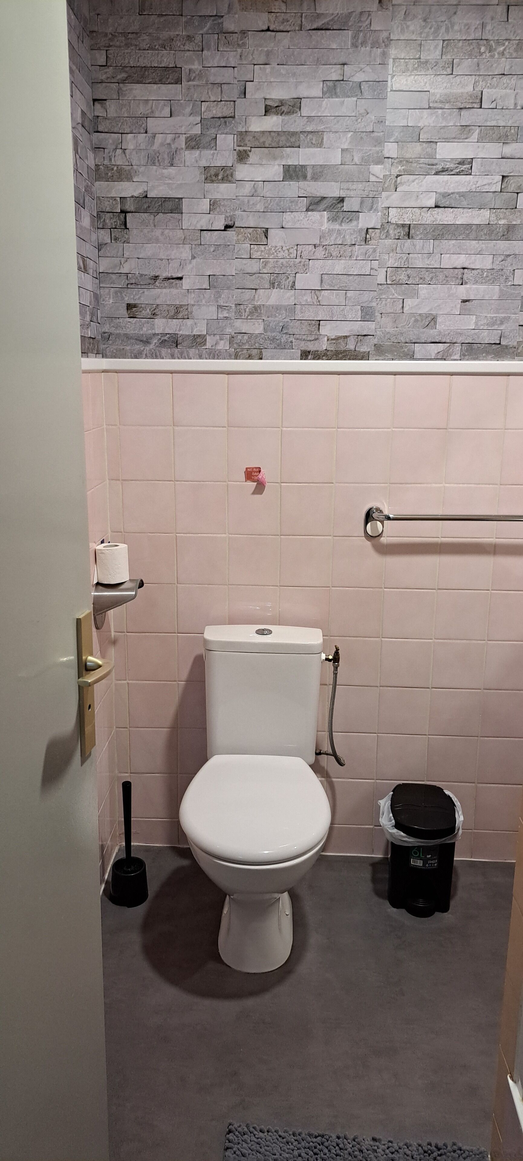 Family Room | Bathroom | Shower, free toiletries, towels