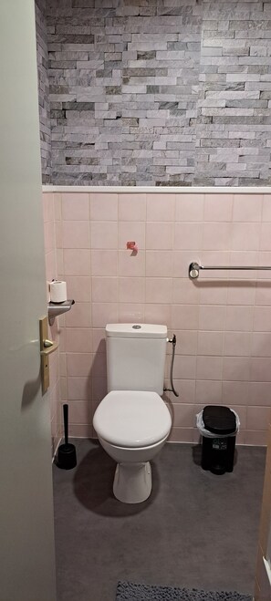 Familienzimmer | Badezimmer | Dusche, kostenlose Toilettenartikel, Handtücher