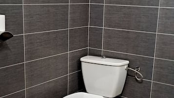 Driepersoonskamer | Badkamer | Een douche, gratis toiletartikelen, handdoeken