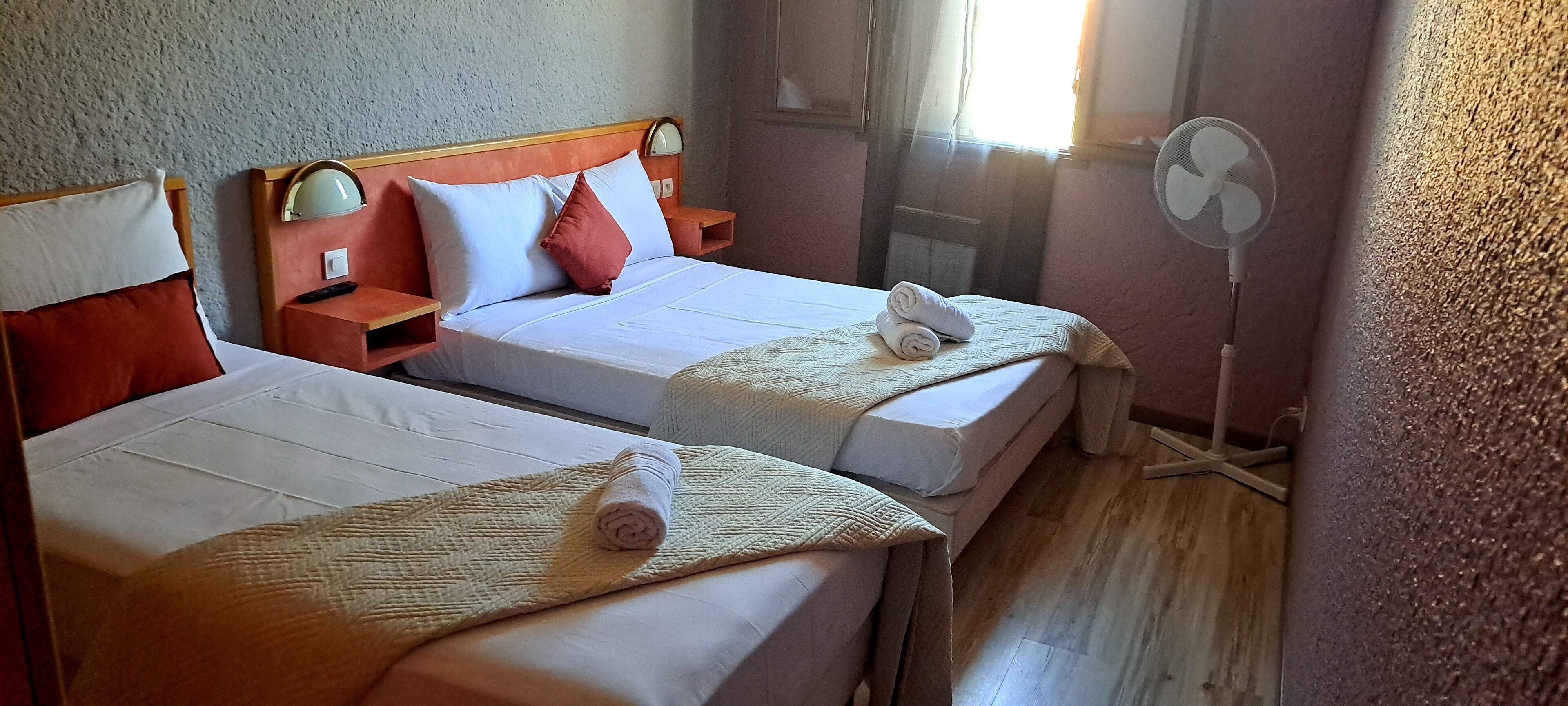 Driepersoonskamer | Een bureau, een strijkplank/strijkijzer, gratis wifi, beddengoed