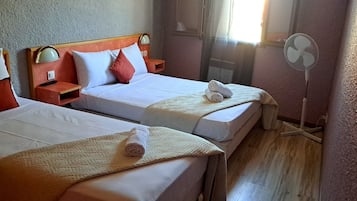 Driepersoonskamer | Een bureau, een strijkplank/strijkijzer, gratis wifi, beddengoed