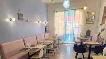 Ze serveren er lunch en diner