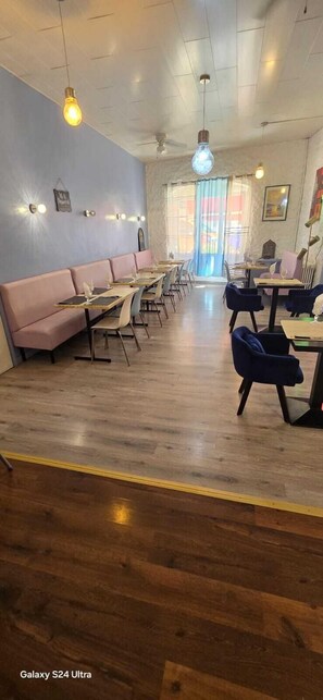 Se sirven almuerzos, cenas y cocina francesa 