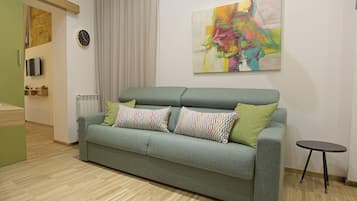 Suite – deluxe, 1 queensize-seng med sovesofa | Oppholdsområde | Smart-TV