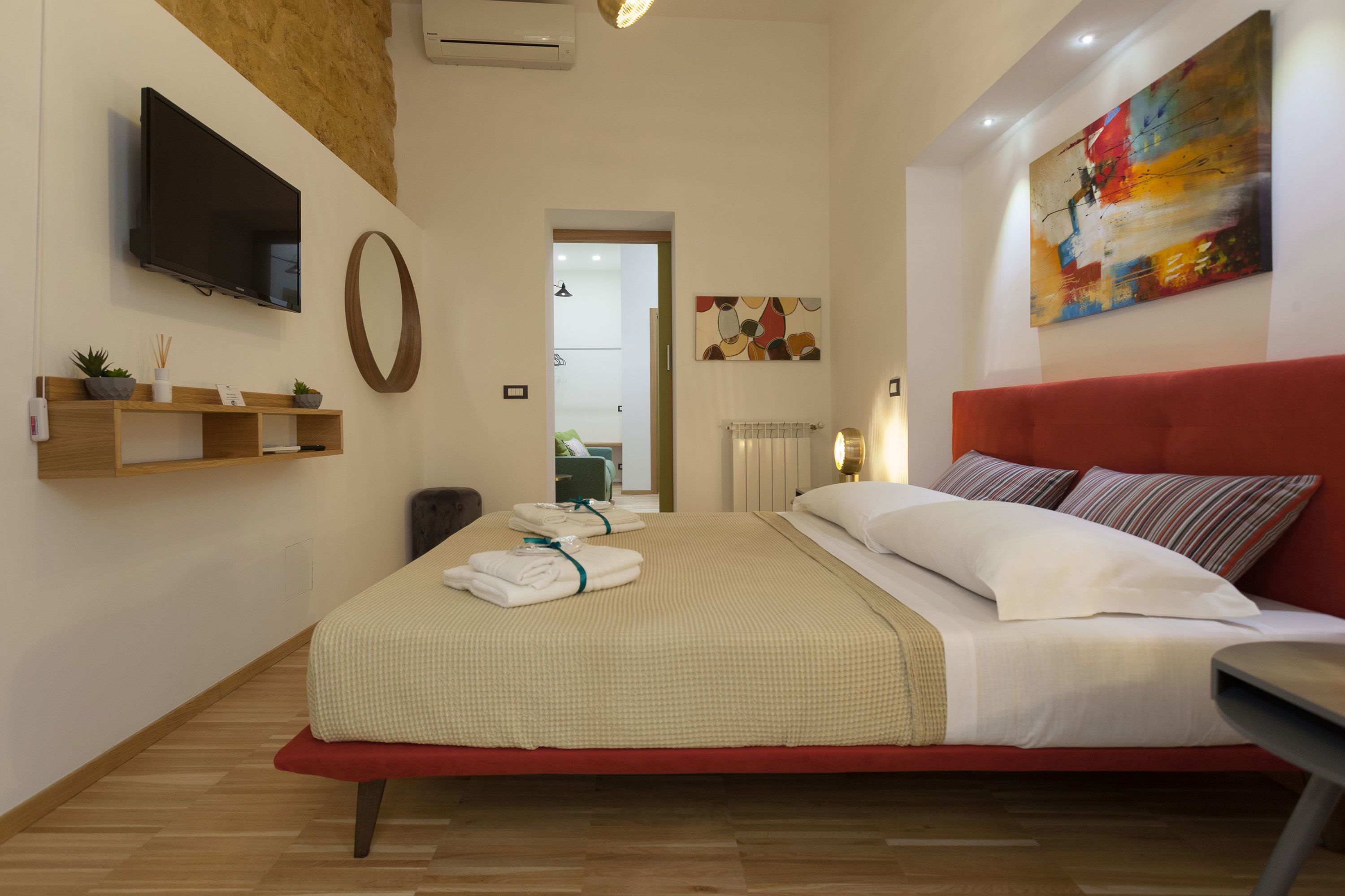 Deluxe-Suite, 1 Queen-Bett und Schlafsofa | Hochwertige Bettwaren, Schreibtisch, kostenloses WLAN, Bettwäsche