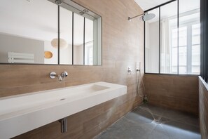 Superior tweepersoonskamer, uitzicht op stad (Chambre Tourny) | Badkamer