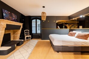 Superior Double Room, Courtyard View (Chambre Grands Hommes)