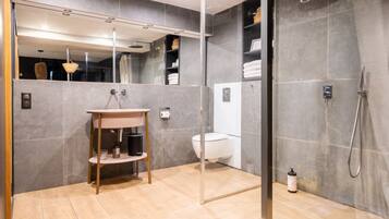 Superior tweepersoonskamer, uitzicht op binnenplaats (Chambre Grands Hommes) | Badkamer