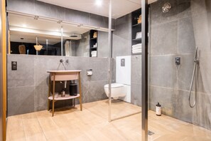Superior Double Room, Courtyard View (Chambre Grands Hommes) | Bathroom
