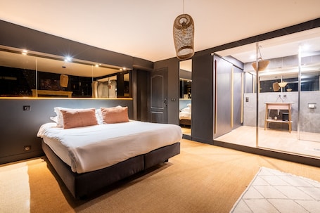 Superior Double Room, Courtyard View (Chambre Grands Hommes)