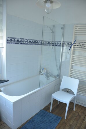 Comfort Double Room, 1 Double Bed, Non Smoking | Bathroom | Combined shower/bathtub, deep-soaking bathtub, free toiletries - La Pie Grièche (Coucy)