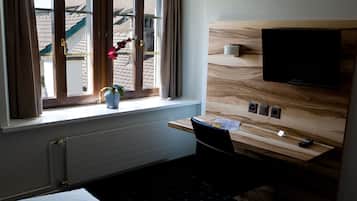 Superior Double Room | 1 bedroom, in-room safe, desk, iron/ironing board