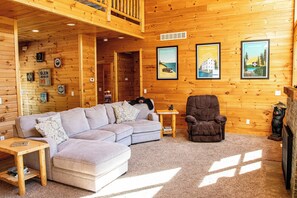 Älytelevisio, takka, videopelejä, DVD-soitin