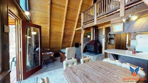 Ein geräumiges Schlafzimmer im Loft-Stil mit einem großen Bett, einem Kamin und einem Balkon.