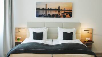 Superior-dobbeltværelse | Pengeskab på værelset, skrivebord, mørklægningsgardiner