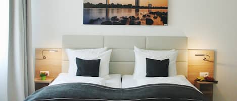 خزنة داخل الغرفة ومكتب وستائر تعتيم وأسرّة قابلة للطي