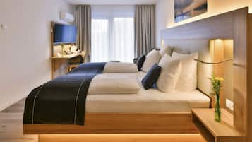Quarto casal luxo, vista para o jardim | Cofres nos quartos, escrivaninha, cortinas blackout