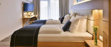 Deluxe-Doppelzimmer, Gartenblick | Zimmersafe, Schreibtisch, Verdunkelungsvorhänge, Zustellbetten