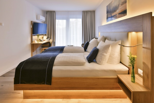 Deluxe-Doppelzimmer, Gartenblick | Zimmersafe, Schreibtisch, Verdunkelungsvorhänge, Zustellbetten