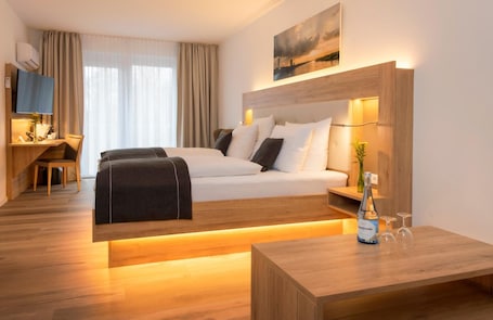 Zimmersafe, Schreibtisch, Verdunkelungsvorhänge, Zustellbetten. Four Stars by City Hotel