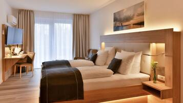 Deluxe-dobbeltværelse - udsigt til have | Pengeskab på værelset, skrivebord, mørklægningsgardiner