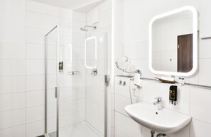 Doppia Deluxe, vista giardino | Doccia