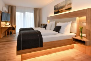 In-room safe, desk, blackout drapes, rollaway beds - Four Stars by City Hotel (Meckenheim)
