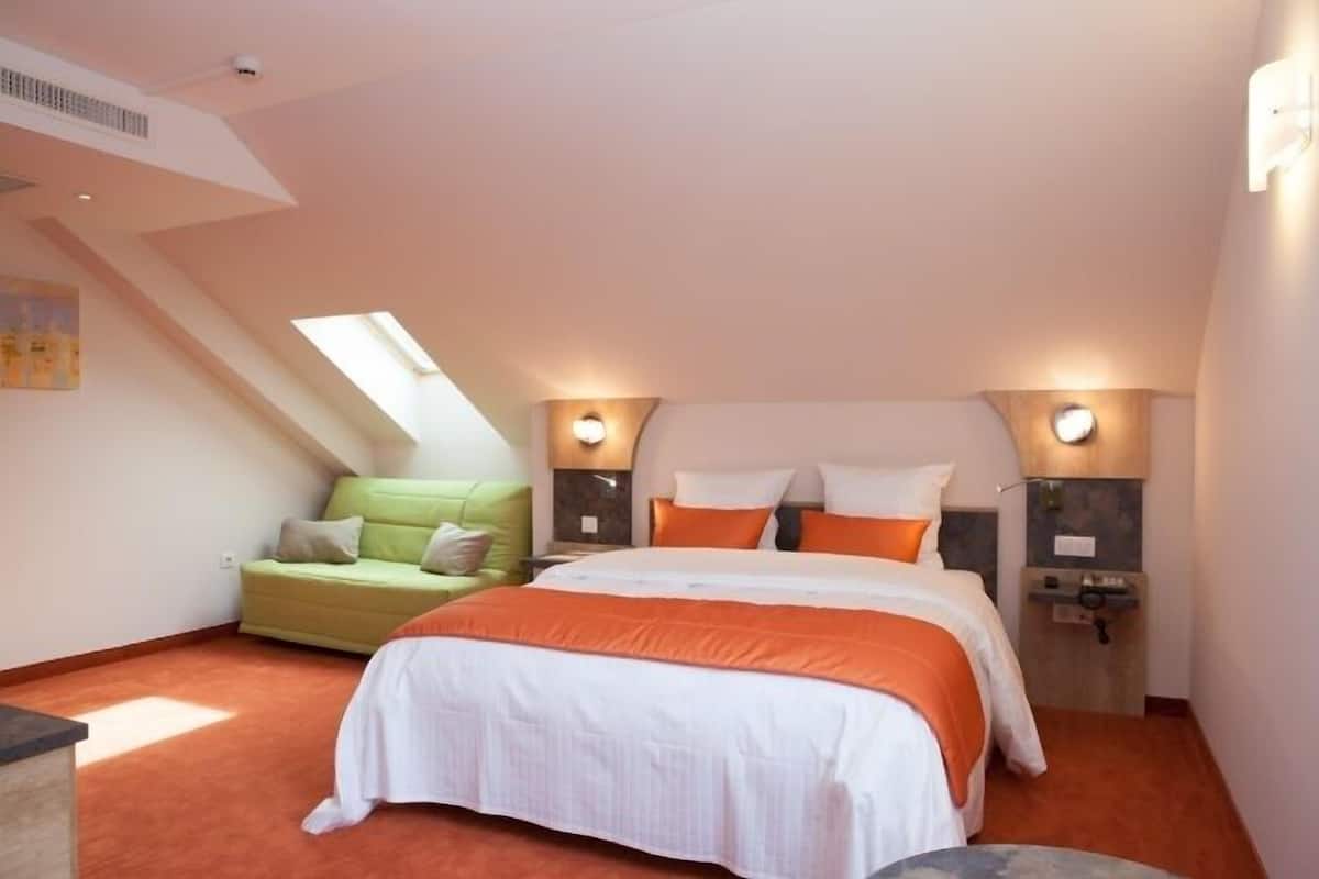 Comfort Double Room, 1 Queen Bed | Desk, blackout curtains, soundproofing, free cots/infant beds