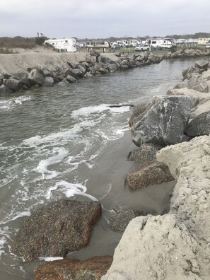 En la playa, sillas reclinables de playa