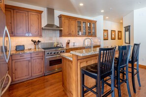 Fridge, microwave, oven, stovetop - Westview Terrace Condo 3 - Great Light, Bald Mt Views, Near Downtown Ketchum (Ketchum)