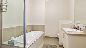 Shower, free toiletries, hair dryer - Gloria June - Beautifully Presented (Apollo Bay)