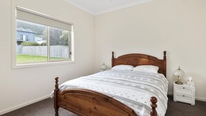 4 bedrooms, iron/ironing board - Gloria June - Beautifully Presented (Apollo Bay)