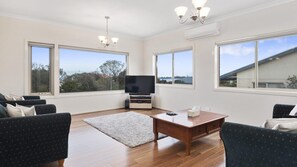 TV, video game console, DVD player, music library - Gloria June - Beautifully Presented (Apollo Bay)