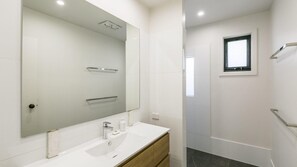 Shower, free toiletries - The George - Spacious With a View and Free WIFI (Lorne)