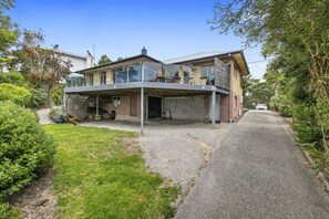 Exterior - The George (Lorne)