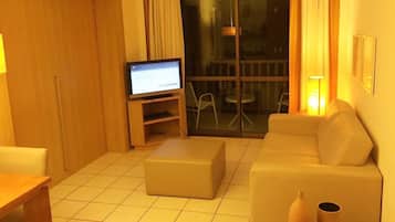 Smart TV, pebolim, mesa de pingue-pongue, videoteca