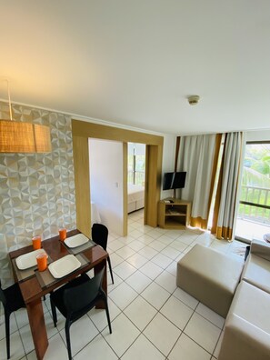 Älytelevisio, pöytäjalkapallopöytä, pöytätennispöytä, videokirjasto