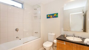 Shower, free toiletries - Apartment 16 Kalimna (Lorne)