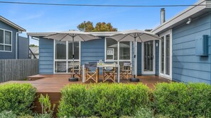 Outdoor dining - The Blue House - Central Location & Free WIFI (Apollo Bay)