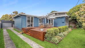 Outdoor dining - The Blue House - Central Location & Free WIFI (Apollo Bay)