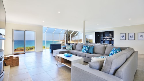 Neptune - Absolute Beachfront - Stunning Views