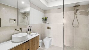 Combined shower/tub, free toiletries, hair dryer