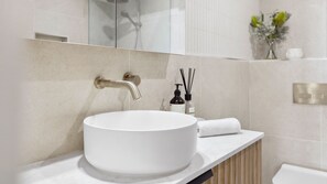 Combined shower/bathtub, free toiletries, hair dryer - Apartment 12 Pacific Apartments (Lorne)