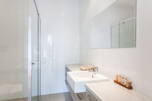 Shower, free toiletries