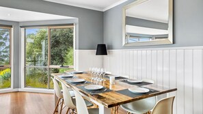 Dining - Argo - Family Fun, Table Tennis, Basketball, Air-Con, Unlimited WIFI! (Lorne)