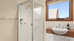 Een douche, gratis toiletartikelen, een haardroger