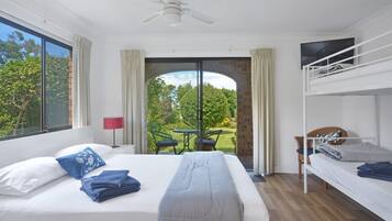 5 dormitoris, cortines opaques, planxa i posts de planxar i Internet