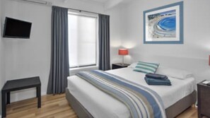 5 bedrooms, blackout curtains, iron/ironing board, Internet